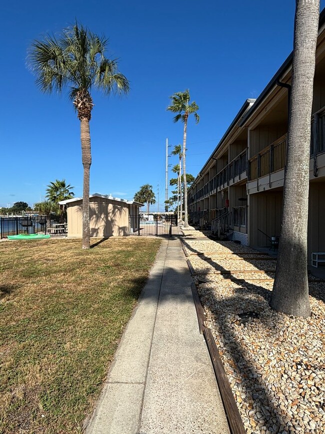 Building Photo - 1 Bedroom Condo with Boat Slip