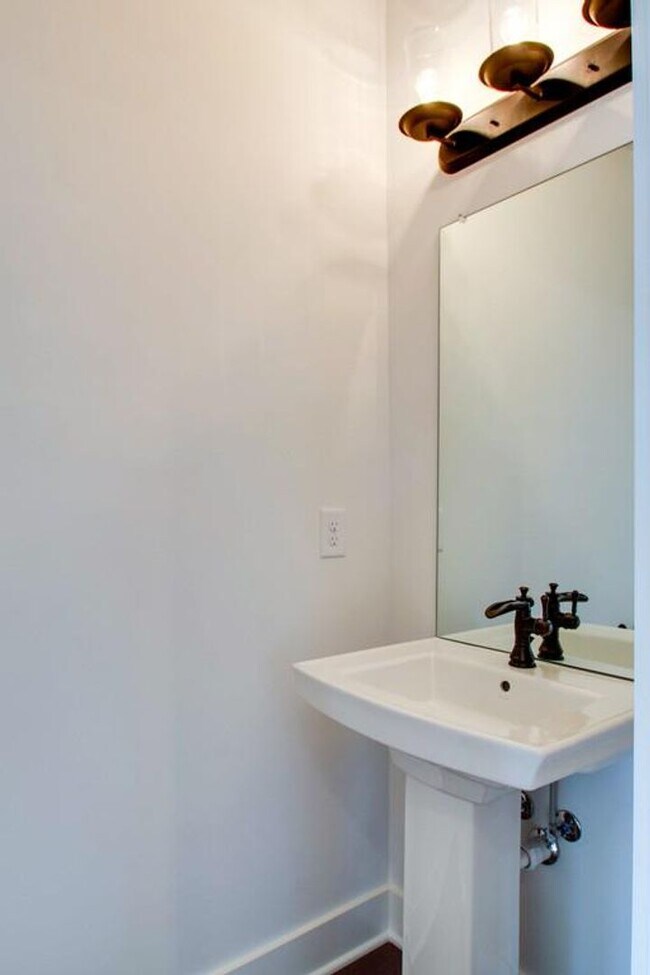 Building Photo - 2 Bedroom, 2.5 Bath Home in East Nashville