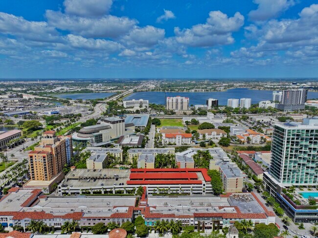 Building Photo - 630 S Sapodilla Ave