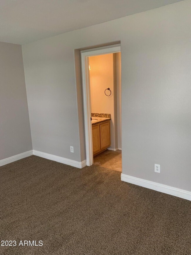 Building Photo - 494 W Cotton Ln