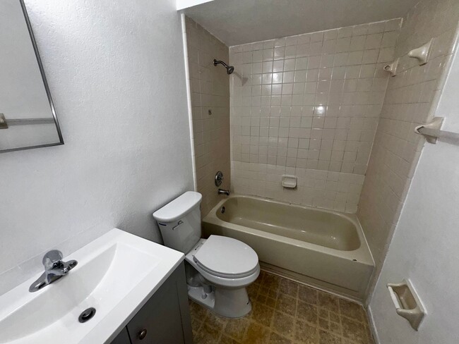 Building Photo - 2 Bedroom 2 Bath Hawthorne Village Condo n...