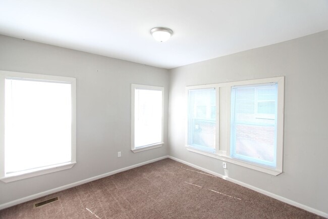 Building Photo - New On The Market with Fresh Updates!!