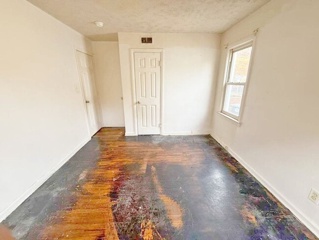 Building Photo - 3 BED 1 BATH BEAUTIFUL SINGLE FAMILY HOME