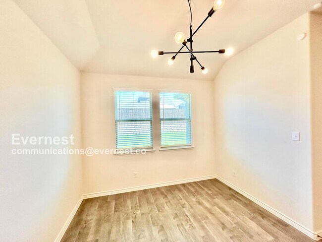 Building Photo - 2462 San Marcos Dr