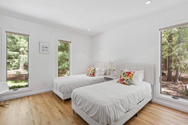 Building Photo - 6 Dongan Way