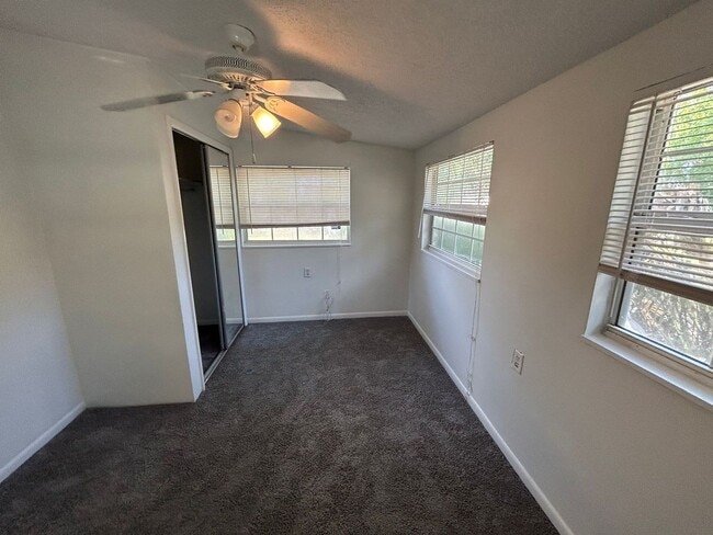 Building Photo - Cute Home in Saint Pete with a  Large Fenc...