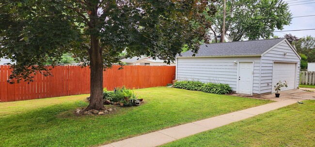 Building Photo - RARE Double lot, in a beautiful neighborhood.