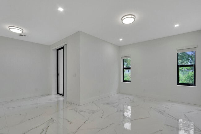 Building Photo - 400 Bella Sol Way