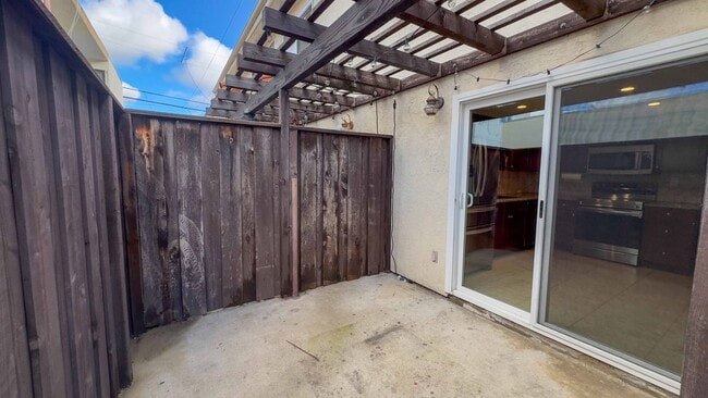 Building Photo - Enjoy Half Off Your First Month's Rent! 3-bedroom, 2.5-bath Split-Level Condo