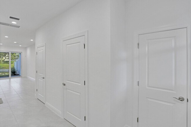 Building Photo - 585 Sanderling Cir