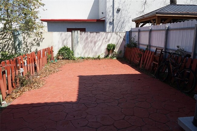 Building Photo - 331 NW 82nd Ave