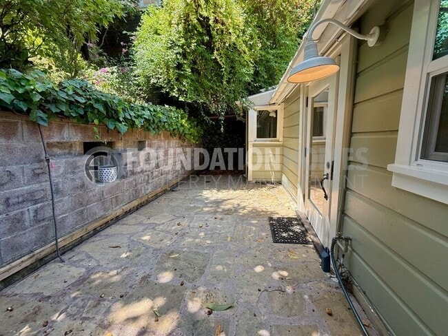 Building Photo - 47 Woodside Ln