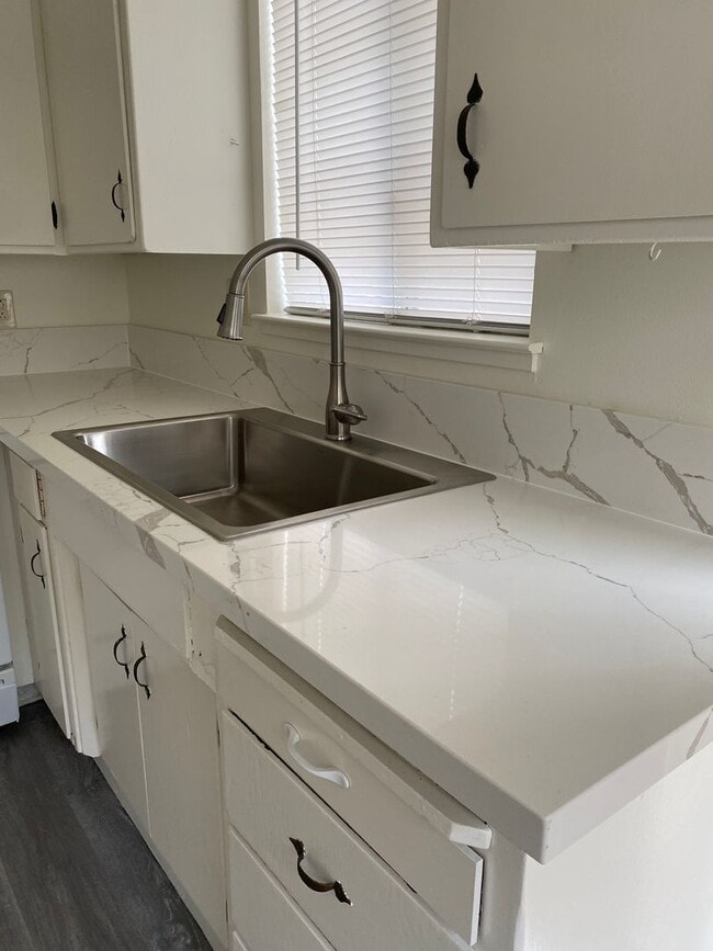 Building Photo - Charming 2 bedroom home - 1/2 OFF MOVE IN SPECIAL