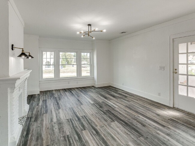 Building Photo - Beautifully Updated Bungalow!