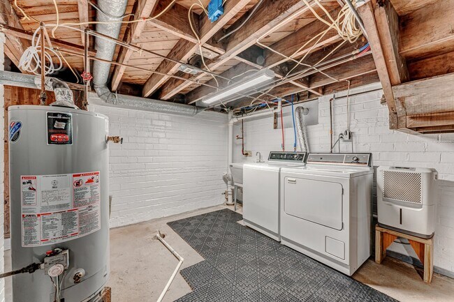 Building Photo - 58 Levels Rd