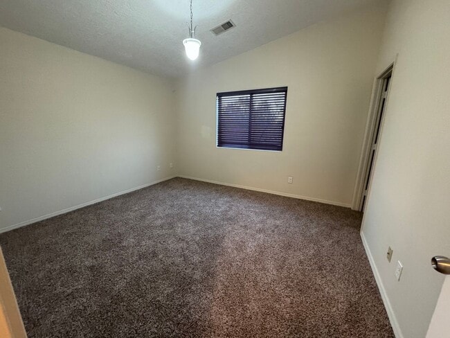 Building Photo - 3 bed 2 bath 1400 sq ft home