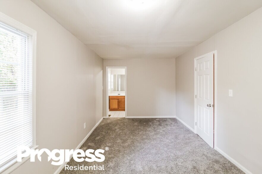 Building Photo - 1352 Peachcrest Rd