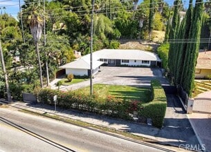 Building Photo - 4450 Hayvenhurst Ave