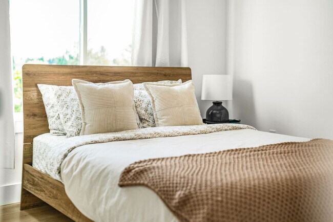 Building Photo - 3309 NE 42nd Pl