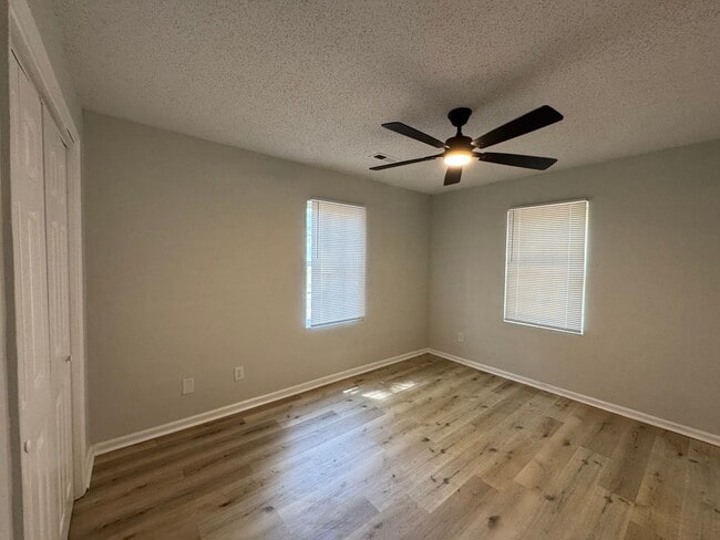 Building Photo - 3bed/2bath freshly renovated home!