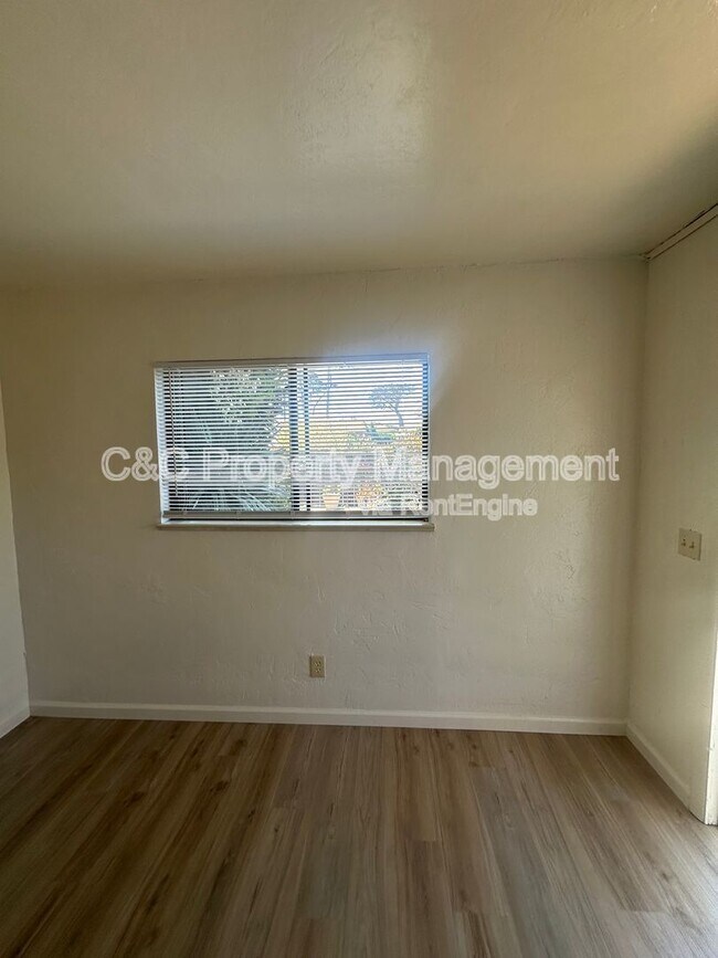 Building Photo - 345 English