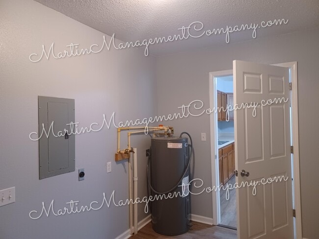 Building Photo - 109 E Clay St