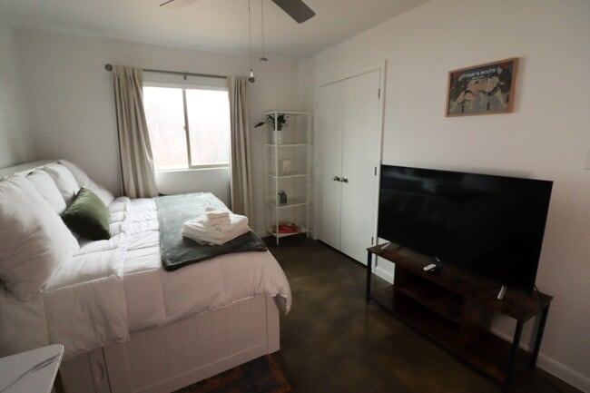 Building Photo - 1706 Royal Hill Dr