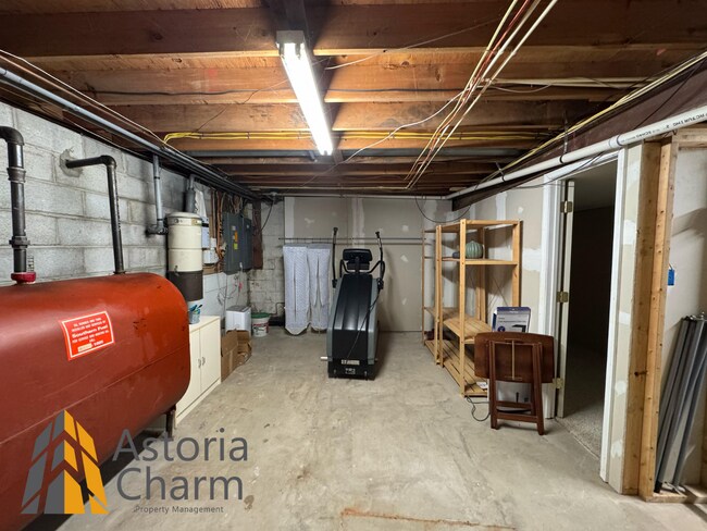 Building Photo - Spacious 5 Bedroom 3 Bath + Den Single Family Detached Home