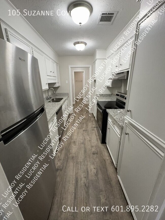 Building Photo - Updated 4-Bedroom Duplex with Fireplace in...