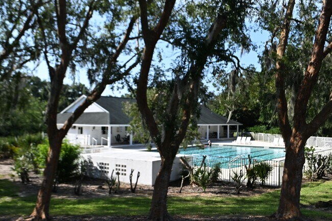 Building Photo - 1341 Middle Lk Dr