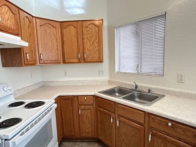 Building Photo - Brand new paint and carpet! 3 Bedroom 2 1/2 Bathroom, Close to Grand Canyon University