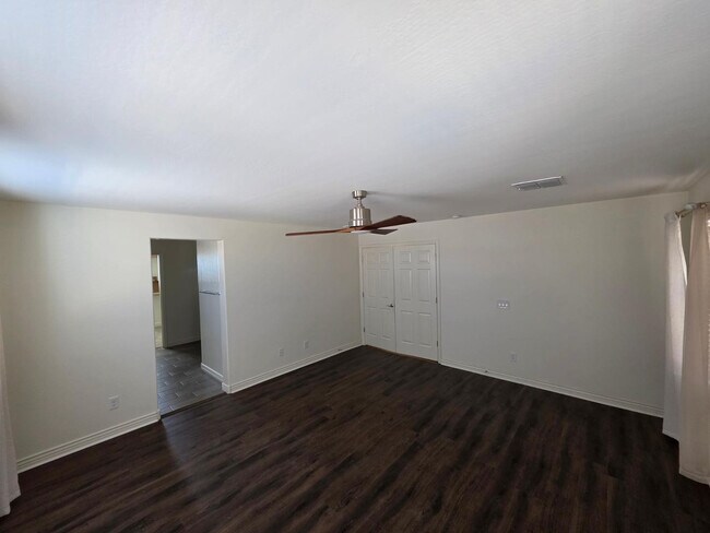 Building Photo - 2756 E Hickory St