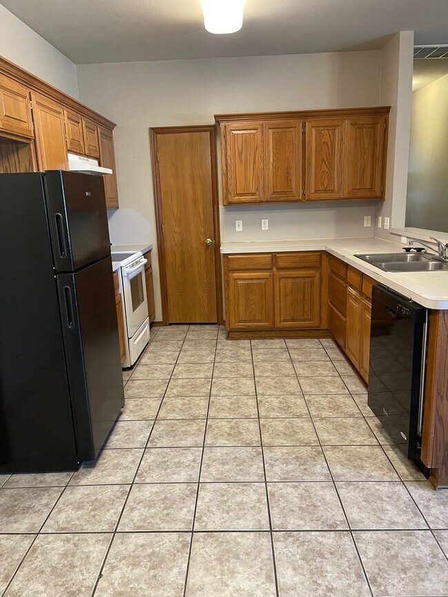 Building Photo - Three Bedroom in Norman with new hardwood ...