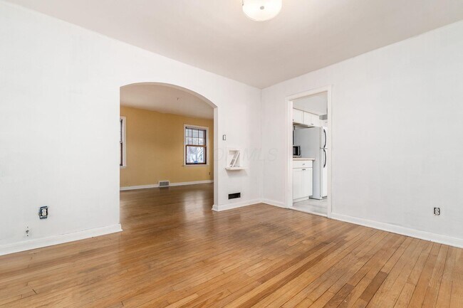 Building Photo - 683 S Roosevelt Ave