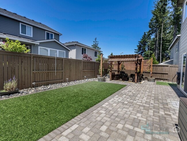 Building Photo - Spacious 4 Bedroom Home with Solar Power N...