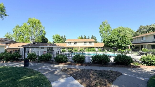 Building Photo - NEWLY RENOVATED---- 2BD/1BA, End Unit TH in Twin Creeks Garden, San Ramon- Available Now!