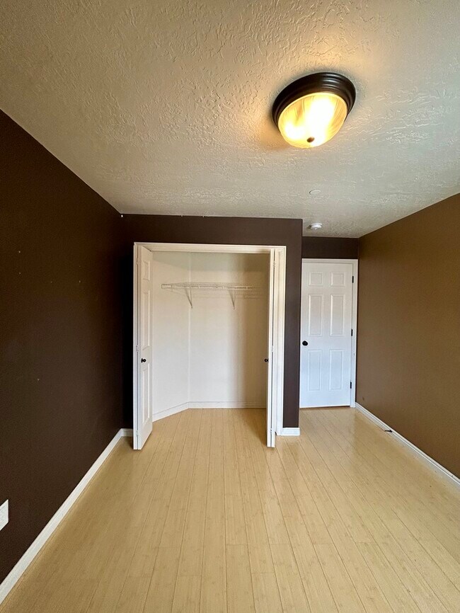 Building Photo - Bright 3-Bed, 2-Bath Condo with Mountain Views & Community Amenities