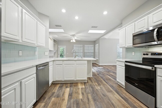 Building Photo - 4565 E Seneca Dr