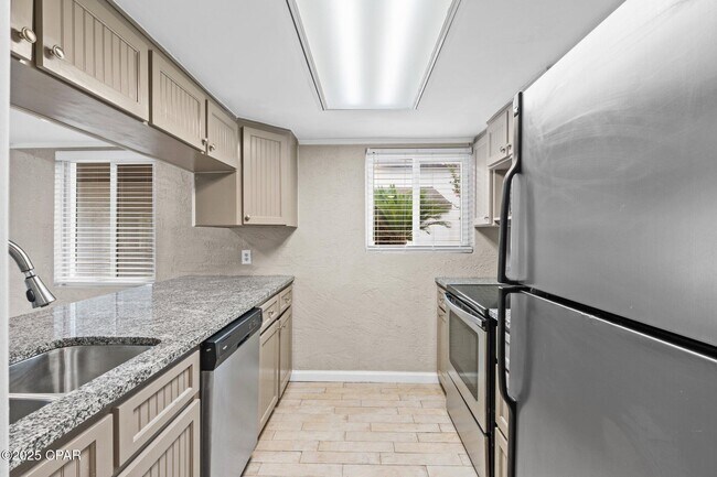 Building Photo - 6901 N Lagoon Dr