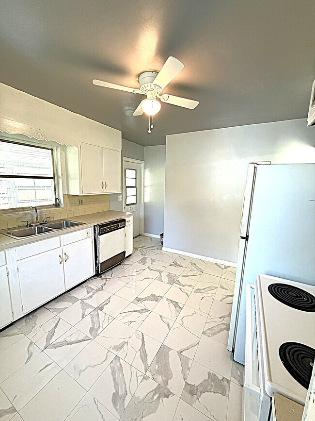 Building Photo - 107 Hill Cir