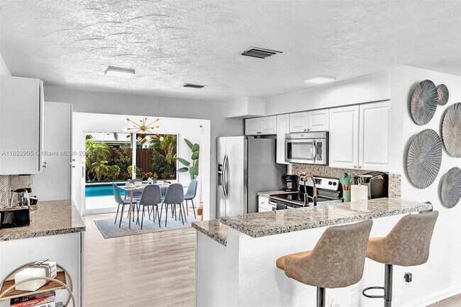 Building Photo - 4633 SW 28th Ave
