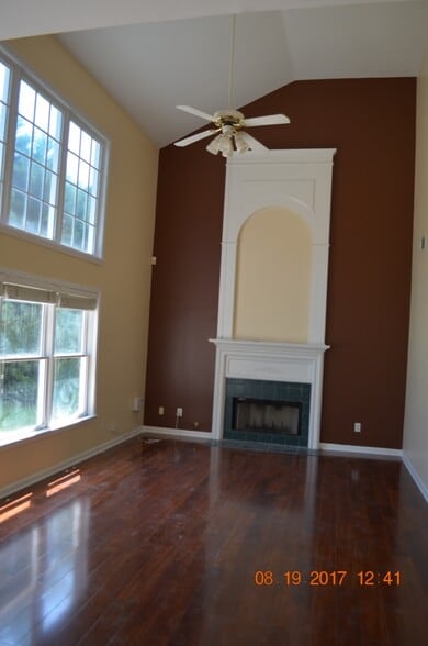 Main family room w/ high ceiling - 11075 Regal Forest Dr.