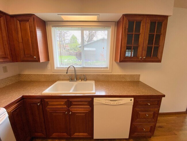 Building Photo - Price reduced! Nicely updated kitchen in t...