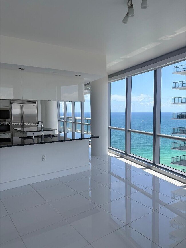 Primary Photo - 17121 Collins Ave