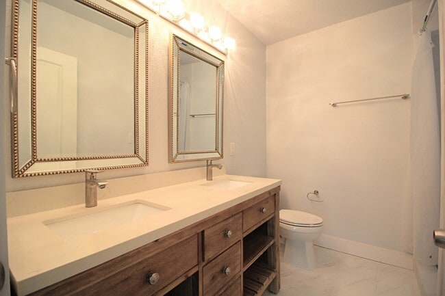 Building Photo - 3 Bedroom 2 Bath Modern home.