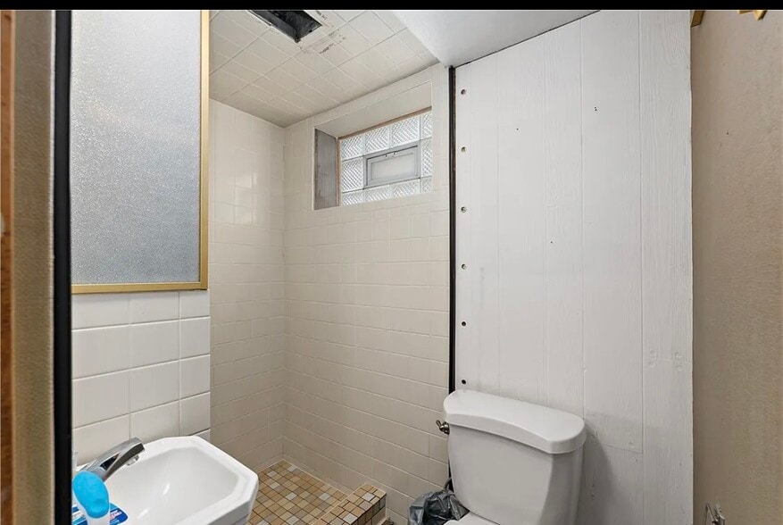 Bathroom 2 - 932 Lebanon Ave