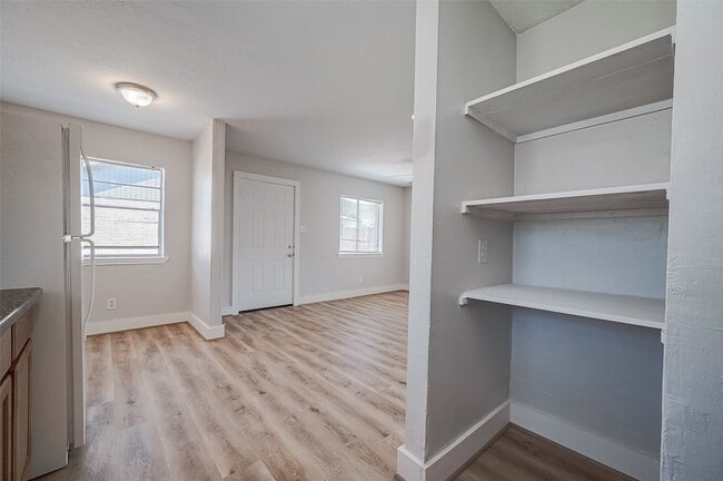 Building Photo - 8814 Manus St