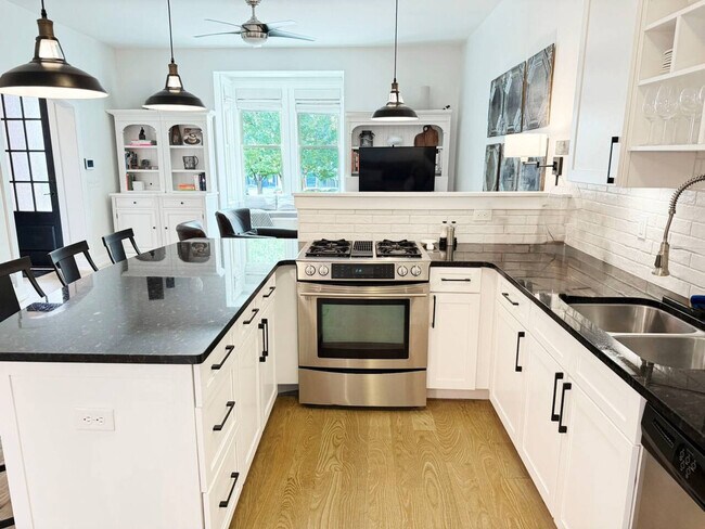 Building Photo - 1408 Pleasant St