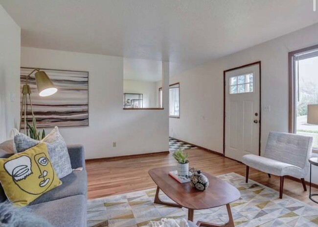 Building Photo - Adorable Woodstock 3 bedroom available for...