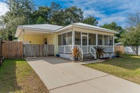 Building Photo - Great home close to the water!